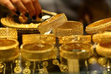 सुनको मूल्य घट्यो, आज कतिमा हुँदै छ कारोबार ?